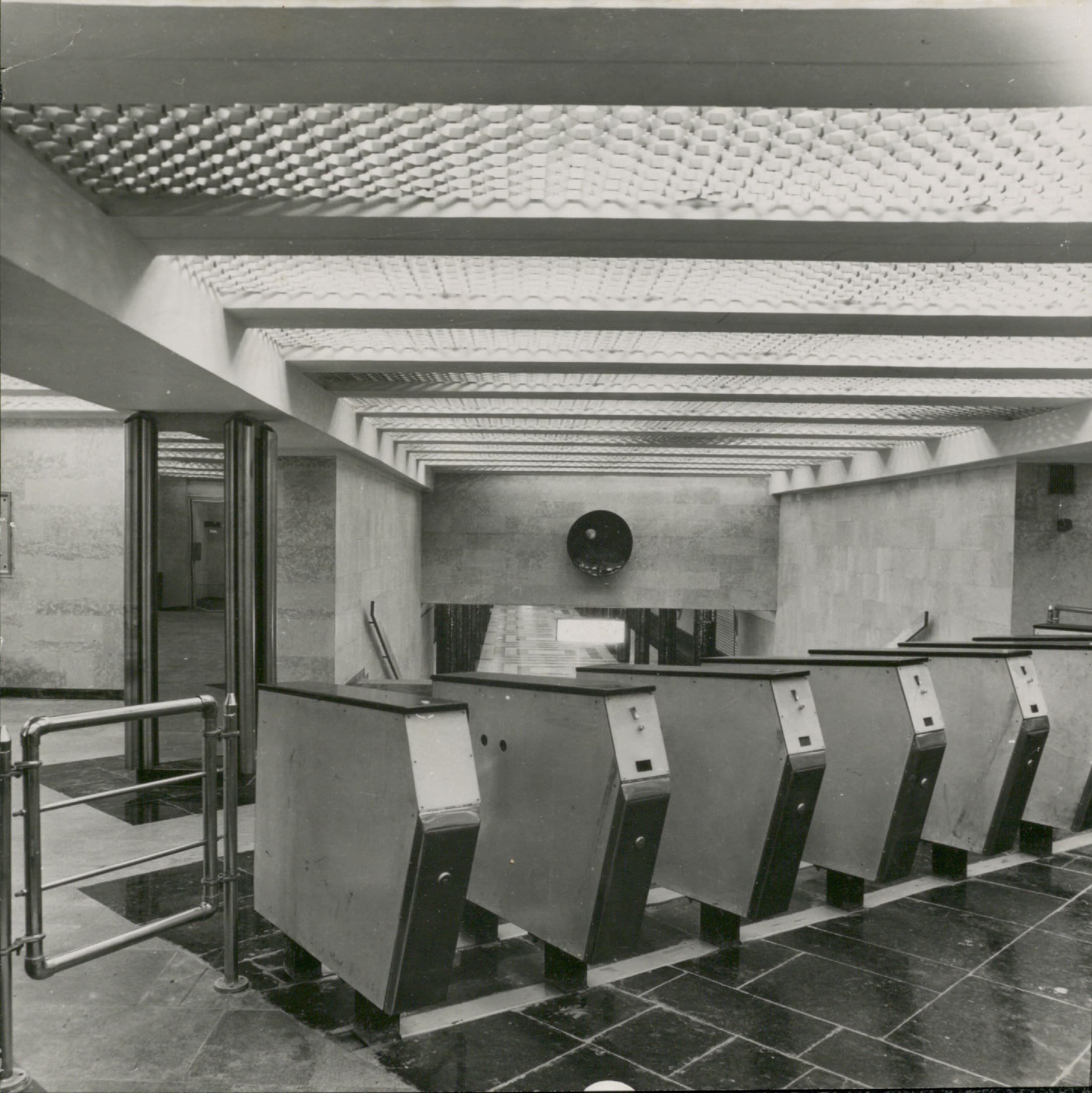 Kosmonavtlar Metro Station