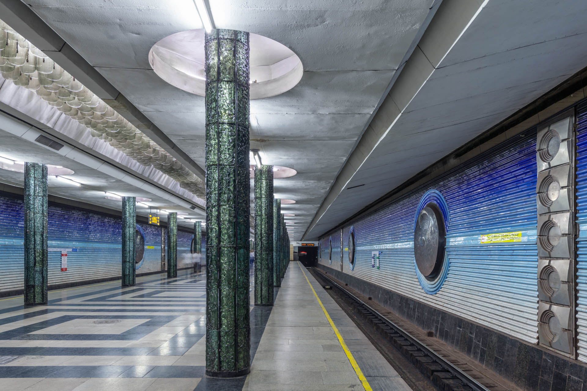 Kosmonavtlar Metro Station